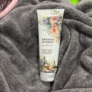 Bath & Body Works Dressed In White Floral Body Cream - Pastel Rose & Green